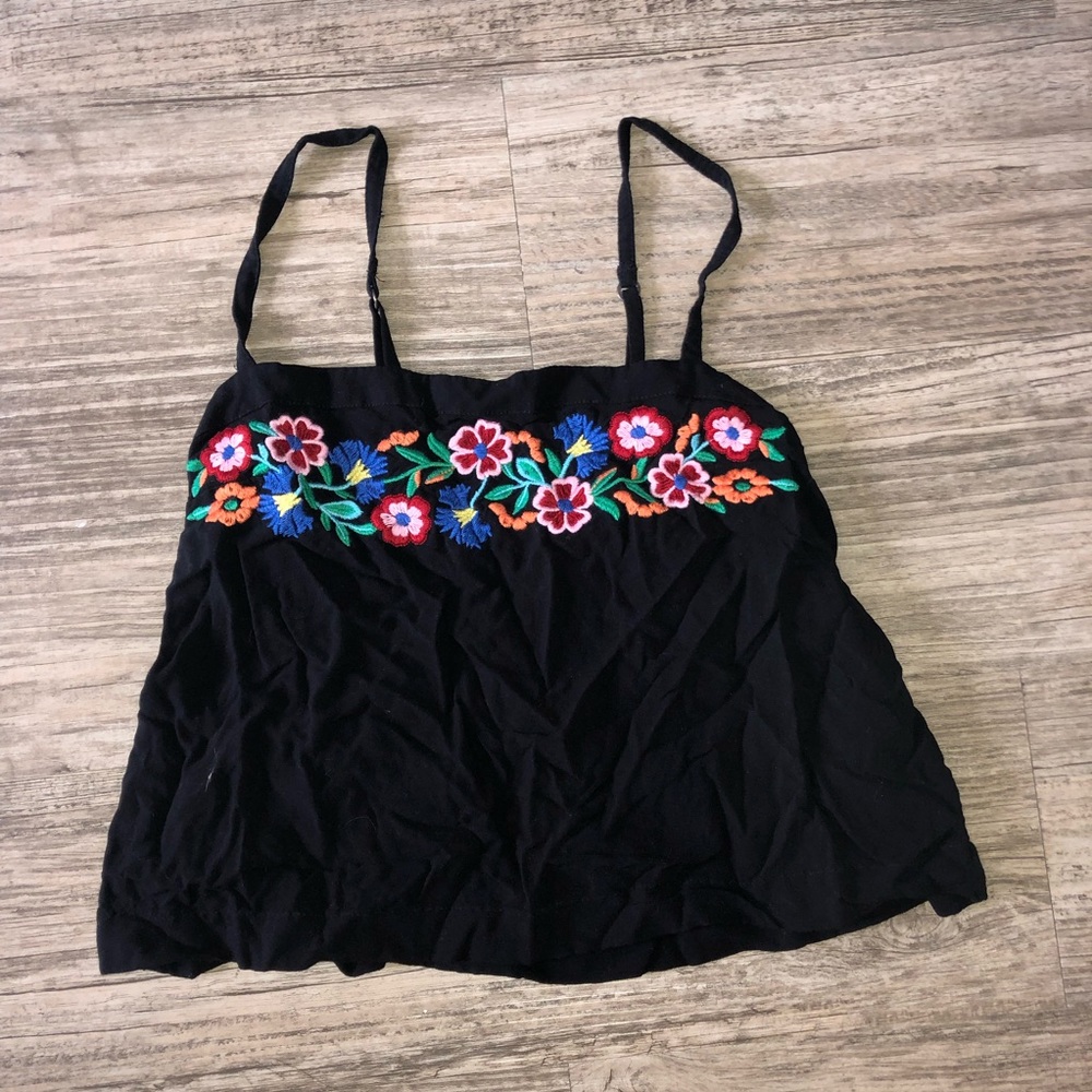 Cute black crop top with floral details!!